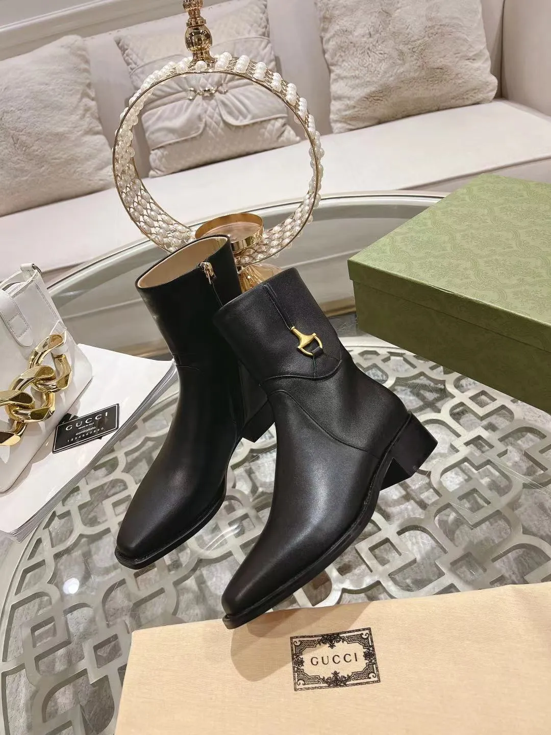 👟👟Ex-factory price 600👟👟 Gucci's latest popular half-horsebit detail boots for autumn and winter, European and American punk style riding boots, horsebit detail boots, the same style as the big-name street style darlings of European and American stars. Upper: Calfskin imported from Italy Size: 35-42#